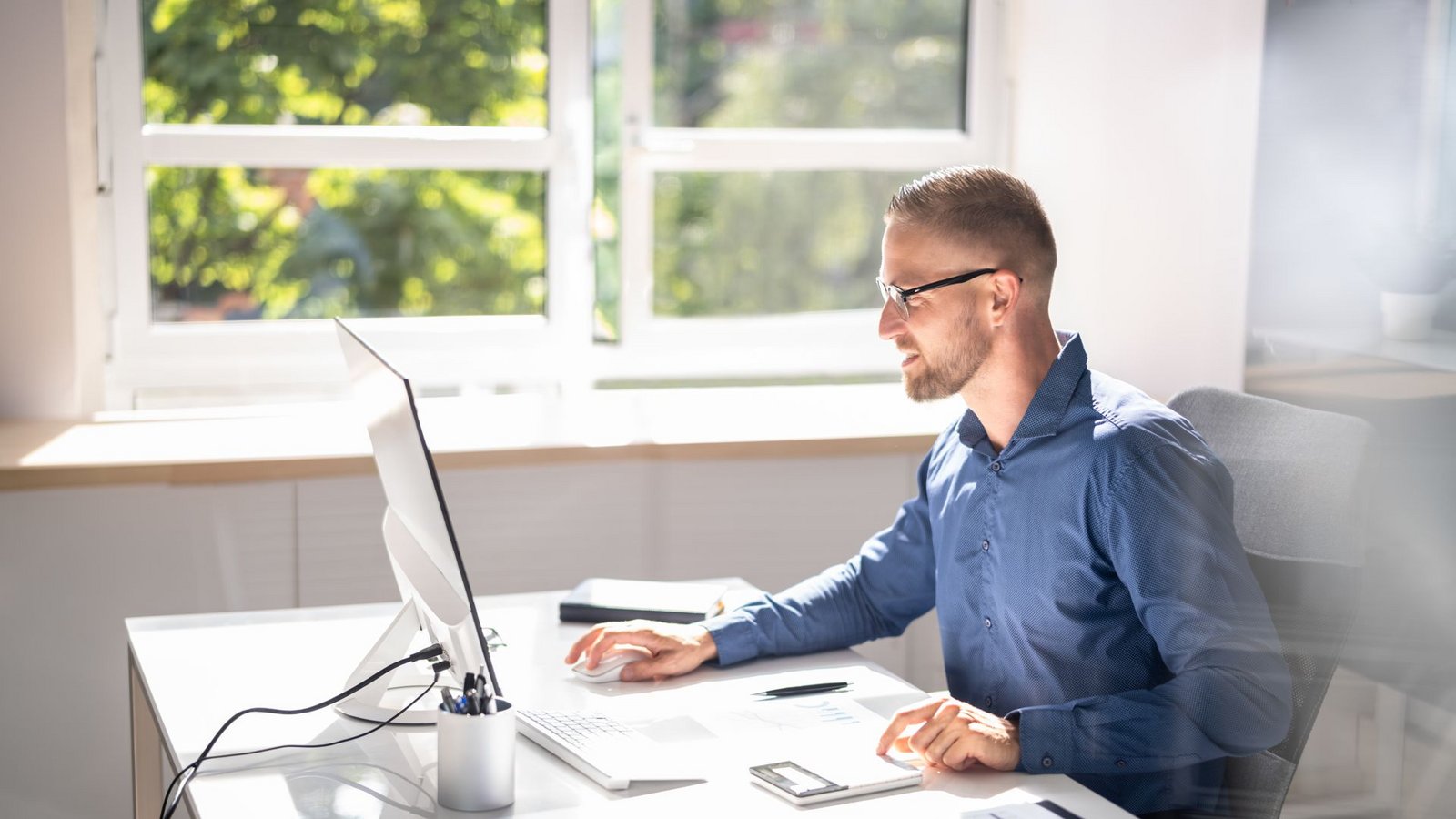 Gerade Menschen, die viel am Computer arbeiten, wollen ihre Augen mit einer Blaulichtfilterbrille schützen.Foto: PantherMedia / /Andriy Popov