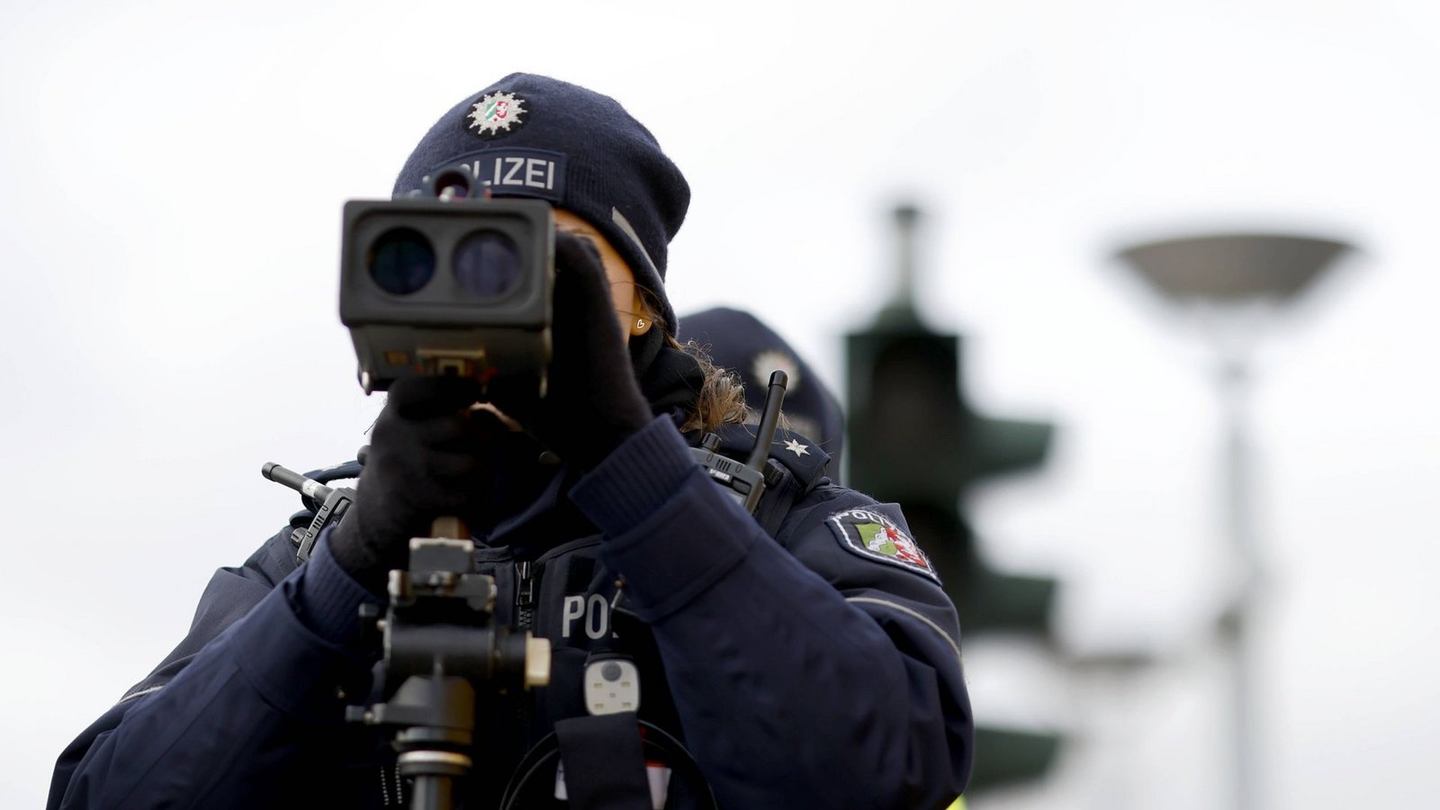 Eine Polizistin kontrolliert mit einem Laser-Messgerät die Geschwindigkeit von Verkehrsteilnehmern. Ein Motorradfahrer wurde mit 216 km/h geblitzt (Symbolfoto).Foto: IMAGO/Panama Pictures/IMAGO/Christoph Hardt Eine Polizistin kontrolliert mit einem Laser-Messgerät die Geschwindigkeit von Verkehrsteilnehmern. Ein Motorradfahrer wurde mit 216 km/h geblitzt (Symbolfoto).Foto: IMAGO/Panama Pictures/IMAGO/Christoph Hardt