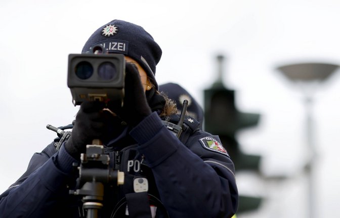 Eine Polizistin kontrolliert mit einem Laser-Messgerät die Geschwindigkeit von Verkehrsteilnehmern. Ein Motorradfahrer wurde mit 216 km/h geblitzt (Symbolfoto).<span class='image-autor'>Foto: IMAGO/Panama Pictures/IMAGO/Christoph Hardt</span>