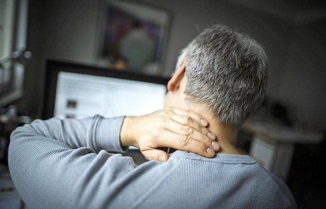 Fehlhaltungen etwa am Arbeitsplatz vor dem Computer führen leicht zu Nacken- und Rückenschmerzen.<span class='image-autor'>Foto: imago//omas Trutschel</span>