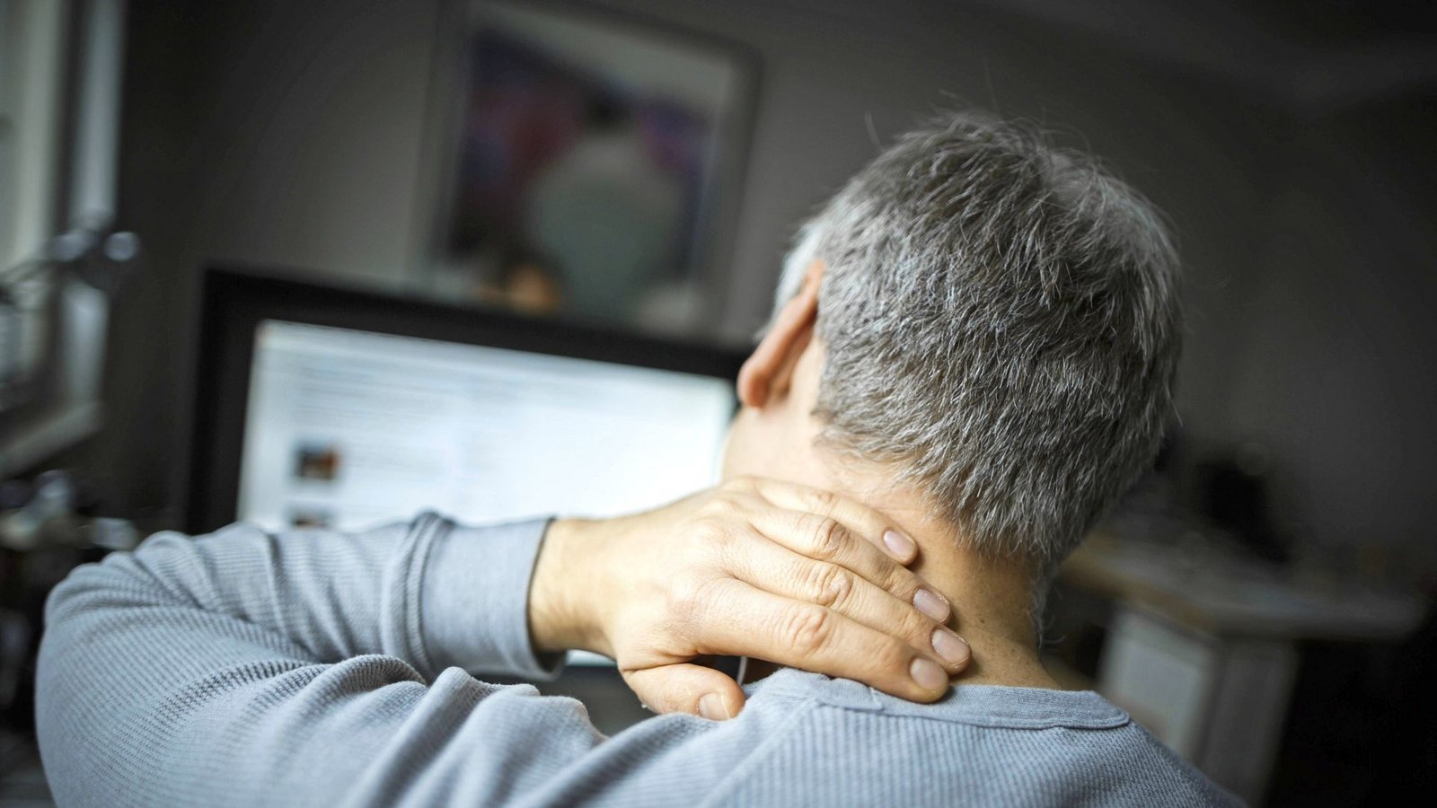 Fehlhaltungen etwa am Arbeitsplatz vor dem Computer führen leicht zu Nacken- und Rückenschmerzen.Foto: imago//omas Trutschel Fehlhaltungen etwa am Arbeitsplatz vor dem Computer führen leicht zu Nacken- und Rückenschmerzen.Foto: imago//omas Trutschel