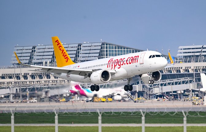 Ein Passagierflugzeug landet auf dem Flughafen der baden-württembergischen Landeshauptstadt Stuttgart (Archivbild).<span class='image-autor'>Foto: dpa/Bernd Weißbrod</span>