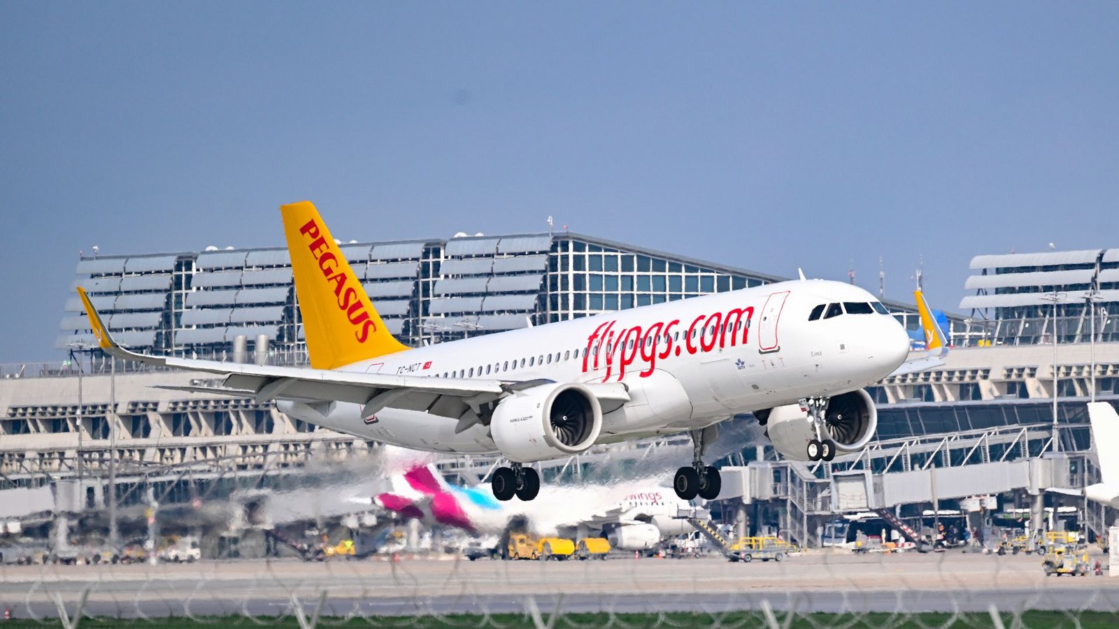 Ein Passagierflugzeug landet auf dem Flughafen der baden-württembergischen Landeshauptstadt Stuttgart (Archivbild).Foto: dpa/Bernd Weißbrod Ein Passagierflugzeug landet auf dem Flughafen der baden-württembergischen Landeshauptstadt Stuttgart (Archivbild).Foto: dpa/Bernd Weißbrod