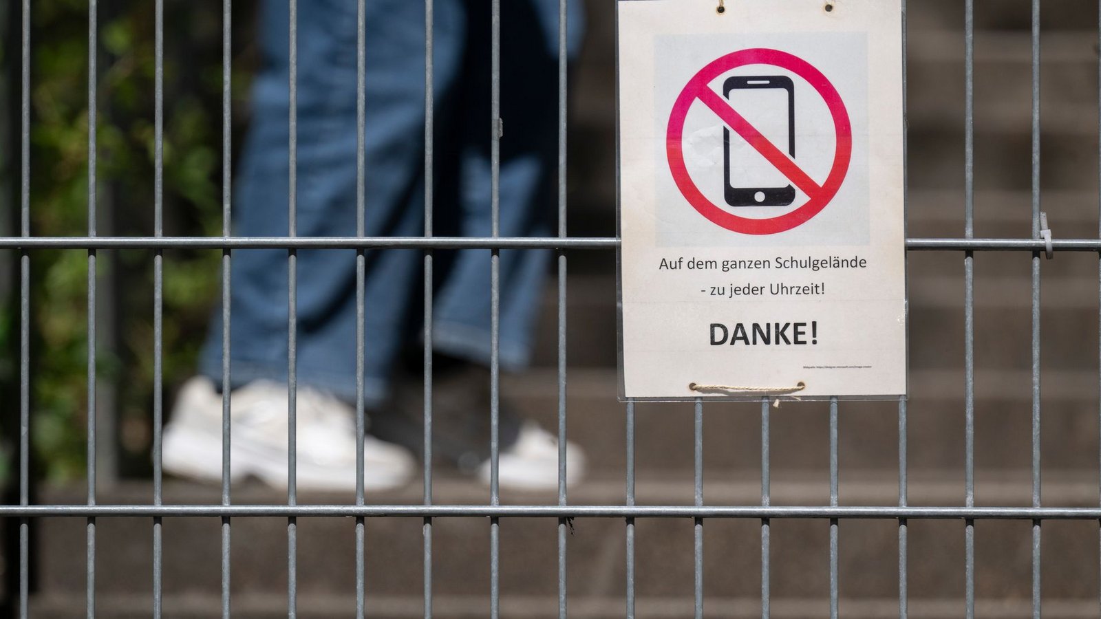 Eine Empfehlung ist, die private Nutzung von Handys im Unterricht und in Pausen bis Klasse sieben zu verbieten. (Illustration)Foto: Marijan Murat/dpa