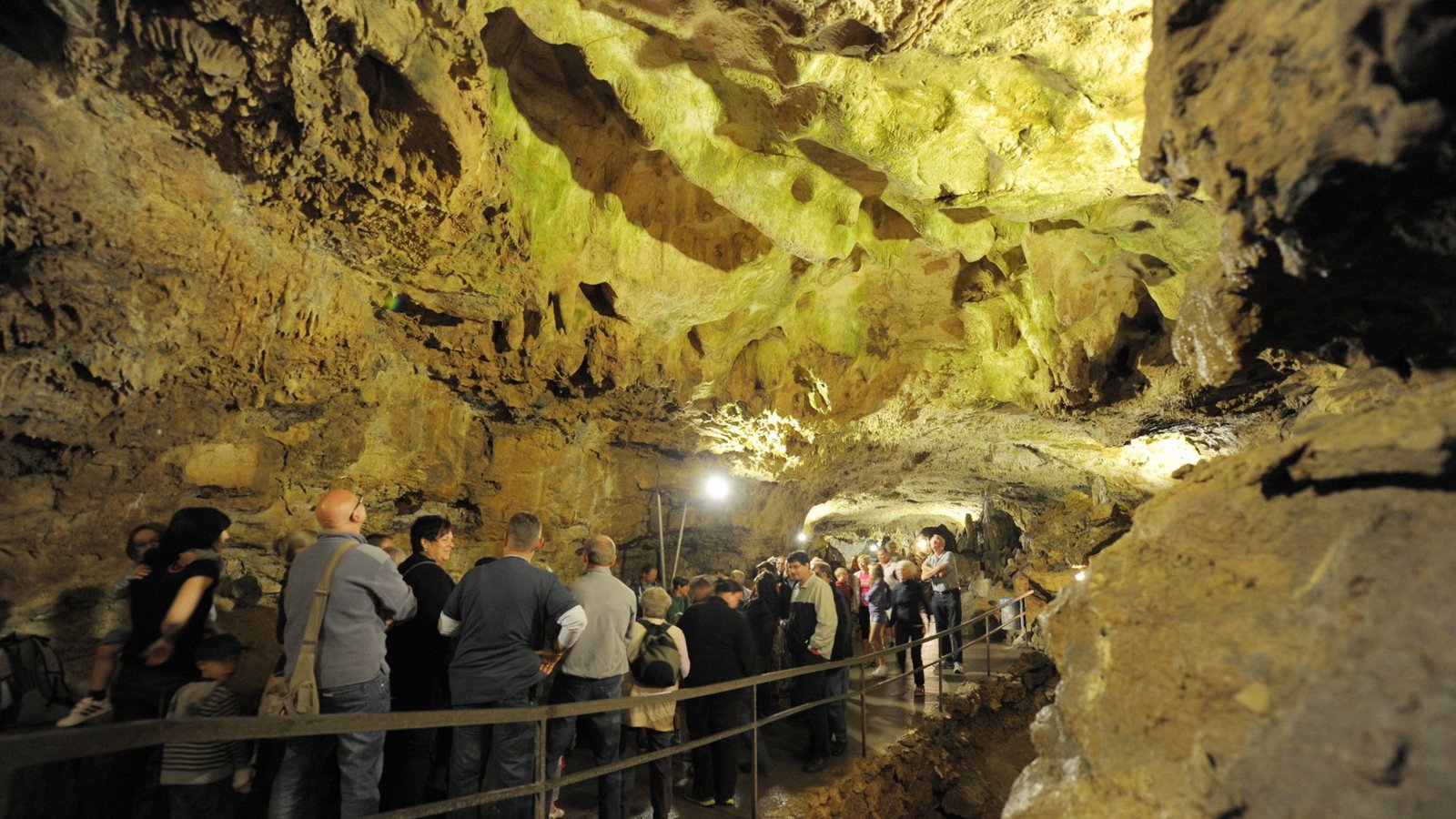 Auf der Wanderung im Lautertal auf der Schwäbischen Alb lohnt ein Abstecher in die Bärenhöhle.Foto: picture alliance / dpa/Franziska Kraufmann Auf der Wanderung im Lautertal auf der Schwäbischen Alb lohnt ein Abstecher in die Bärenhöhle.Foto: picture alliance / dpa/Franziska Kraufmann