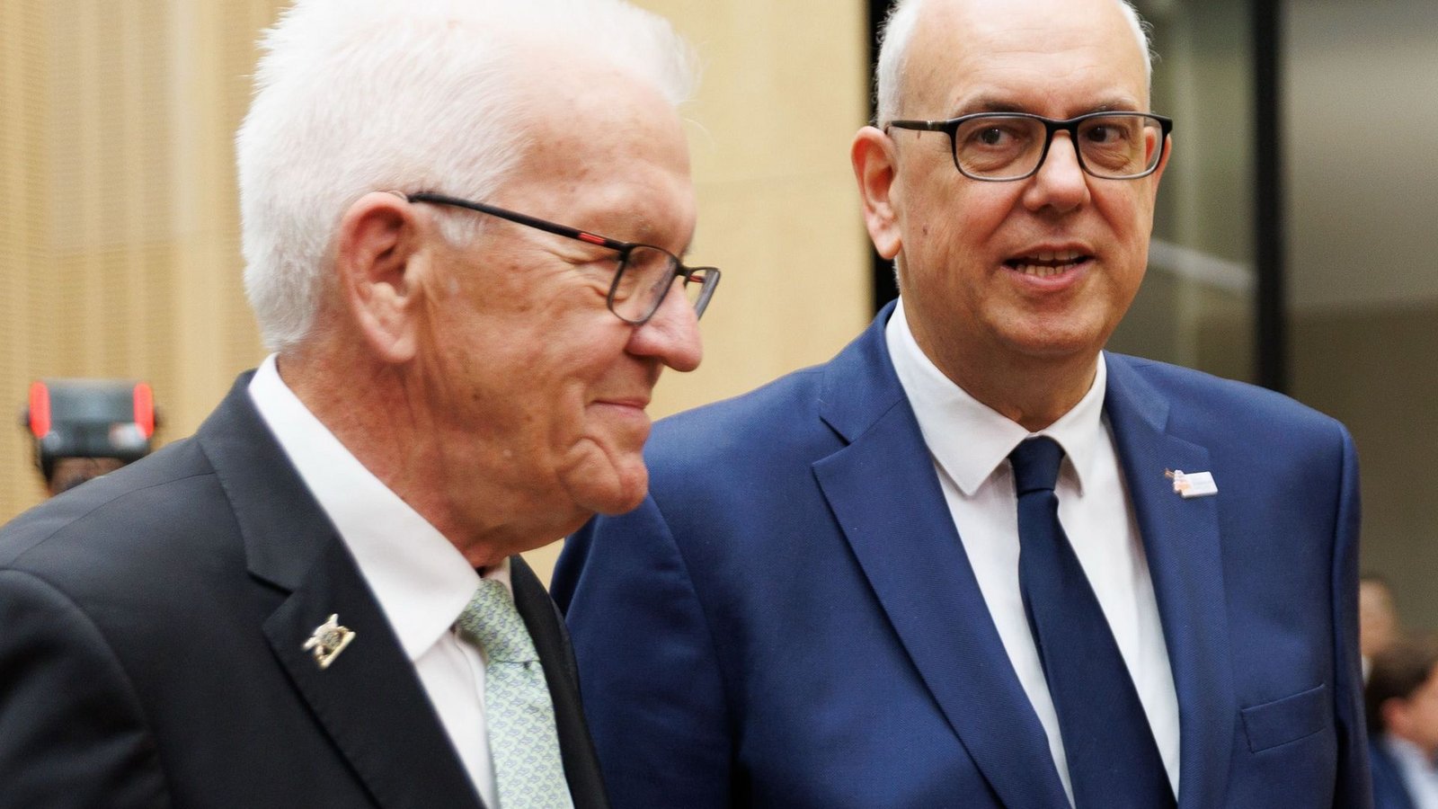 Winfried Kretschmann spricht bei seiner letzten Bundesratsitzung mit Andreas Bovenschulte.Foto: Carsten Koall/dpa/Carsten Koall