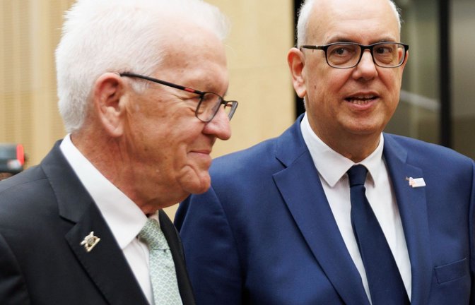 Winfried Kretschmann spricht bei seiner letzten Bundesratsitzung mit Andreas Bovenschulte.<span class='image-autor'>Foto: Carsten Koall/dpa/Carsten Koall</span>