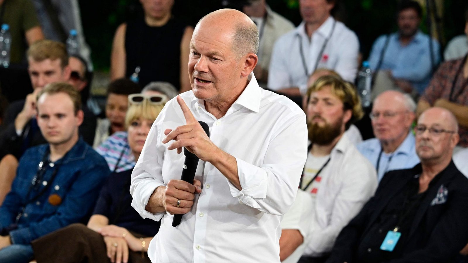 Im Gespräch mit Bürgern: Bundeskanzler Olaf Scholz (SPD).Foto: AFP/JOHN MACDOUGALL