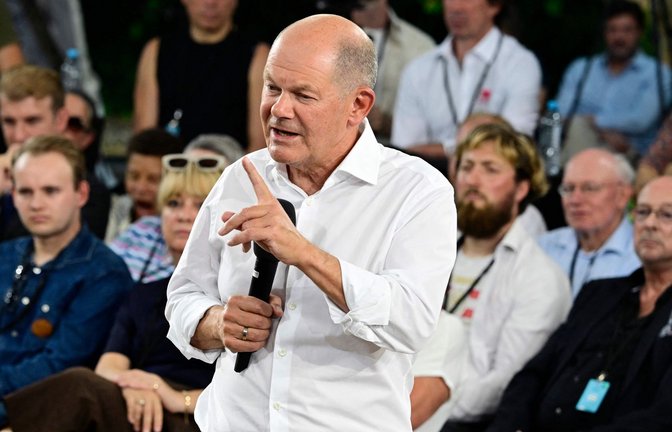 Im Gespräch mit Bürgern: Bundeskanzler Olaf Scholz (SPD).<span class='image-autor'>Foto: AFP/JOHN MACDOUGALL</span>