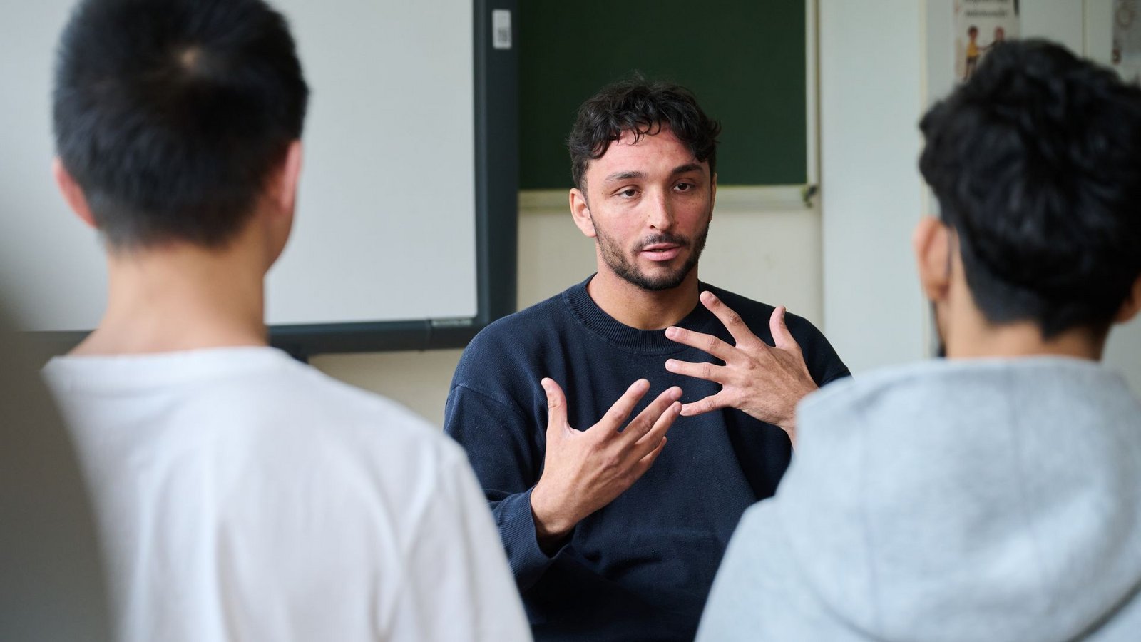 Maximilian Schneider gibt Workshops an Schulen. Ihm ist es wichtig, Jugendliche nicht zu verurteilen.Foto: Annette Riedl/dpa Maximilian Schneider gibt Workshops an Schulen. Ihm ist es wichtig, Jugendliche nicht zu verurteilen.Foto: Annette Riedl/dpa