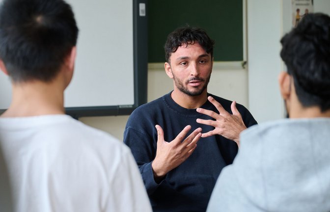 Maximilian Schneider gibt Workshops an Schulen. Ihm ist es wichtig, Jugendliche nicht zu verurteilen.<span class='image-autor'>Foto: Annette Riedl/dpa</span>
