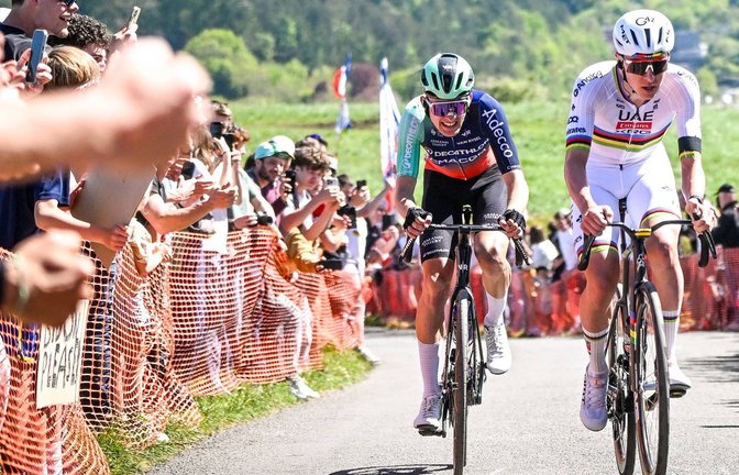 Noch ist Tadej Pogacar (re.) einen Tick stärker als Paul Seixas – wie er zuletzt bei Lüttich-Bastogne-Lüttich zeigte.<span class='image-autor'>Foto: IMAGO/Belga</span>