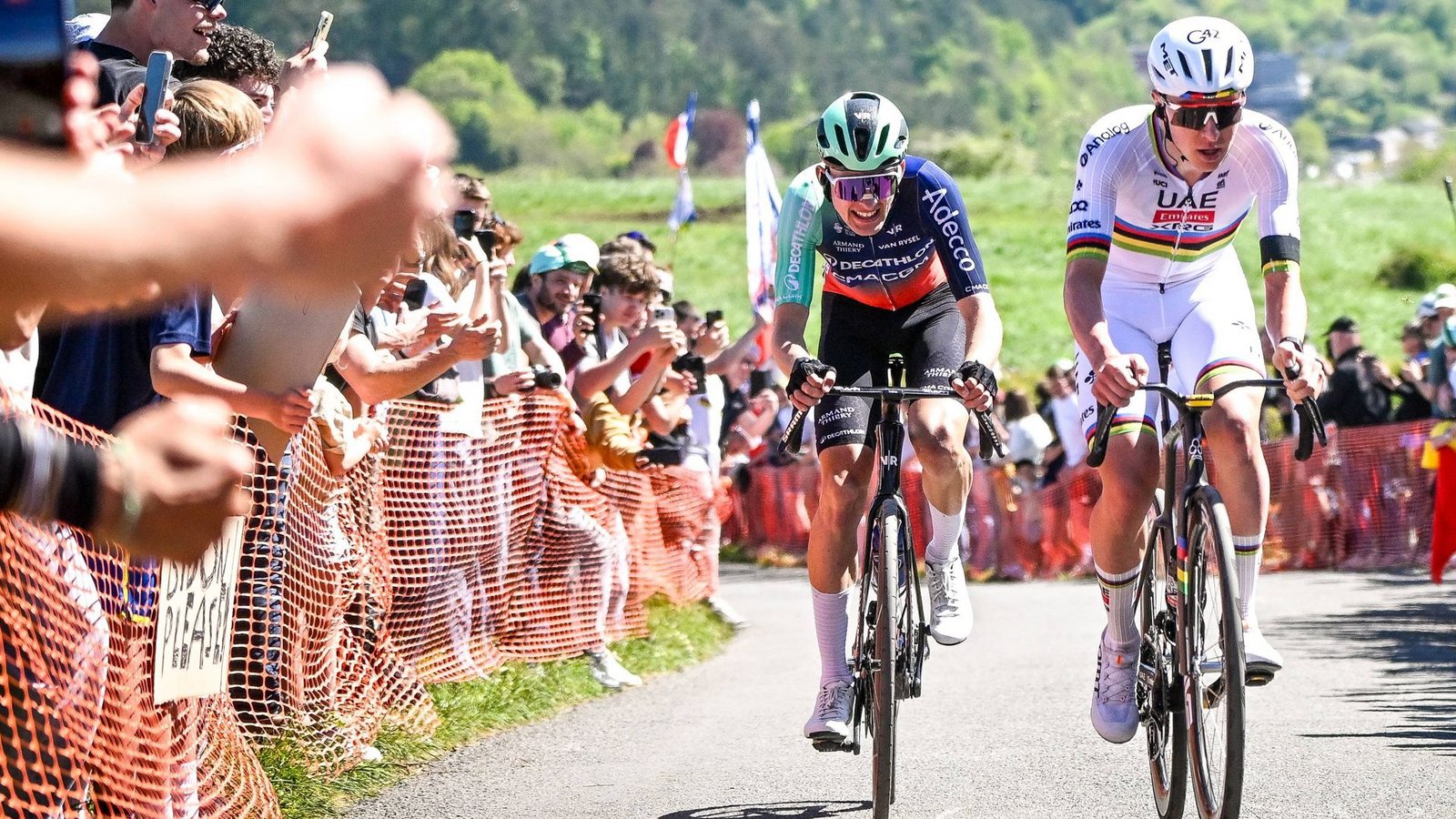 Noch ist Tadej Pogacar (re.) einen Tick stärker als Paul Seixas – wie er zuletzt bei Lüttich-Bastogne-Lüttich zeigte.Foto: IMAGO/Belga