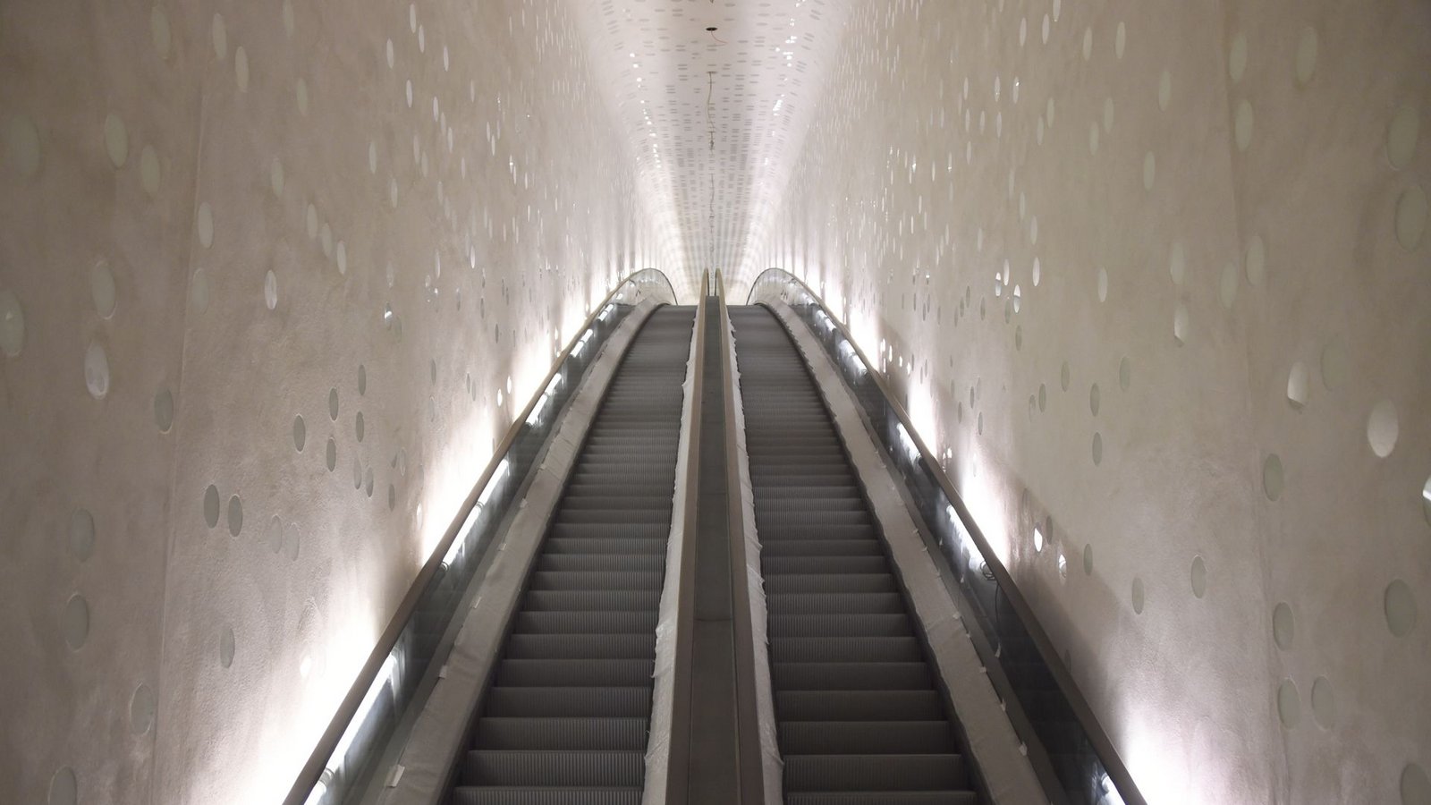 Der jüngste Streich der Rollentreppen-Ingenieure ist die 82 Meter lange „Tube“. Sie führt Besucher der Hamburger Elbphilharmonie auf die öffentliche Plaza, eine Aussichtsplattform in 37 Metern Höhe. Nach Angaben der finnischen Herstellerfirma Kone ist die zweispurige, konvex gebogene Rolltreppe „die längste Rolltreppe Westeuropas und die weltweit einzige, die einen Bogen beschreibt“. Die Fahrt dauert zweieinhalb Minuten.Foto: dpa Der jüngste Streich der Rollentreppen-Ingenieure ist die 82 Meter lange „Tube“. Sie führt Besucher der Hamburger Elbphilharmonie auf die öffentliche Plaza, eine Aussichtsplattform in 37 Metern Höhe. Nach Angaben der finnischen Herstellerfirma Kone ist die zweispurige, konvex gebogene Rolltreppe „die längste Rolltreppe Westeuropas und die weltweit einzige, die einen Bogen beschreibt“. Die Fahrt dauert zweieinhalb Minuten.Foto: dpa