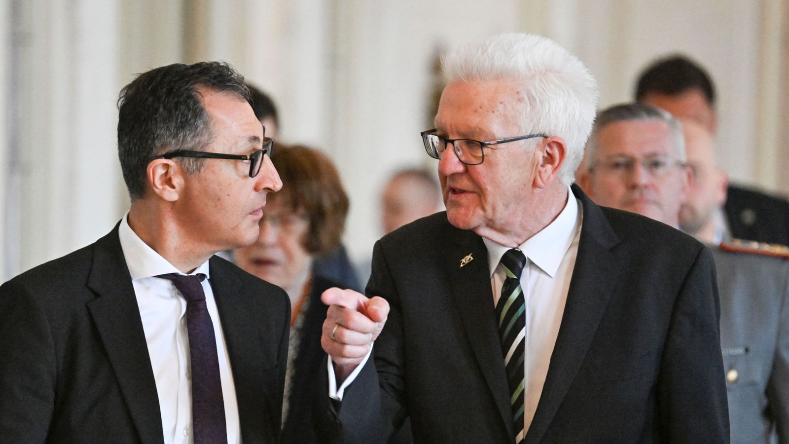 Özdemir und Kretschmann beim Festakt zu seiner Verabschiedung.Foto: Bernd Weißbrod/dpa/Bernd Weißbrod