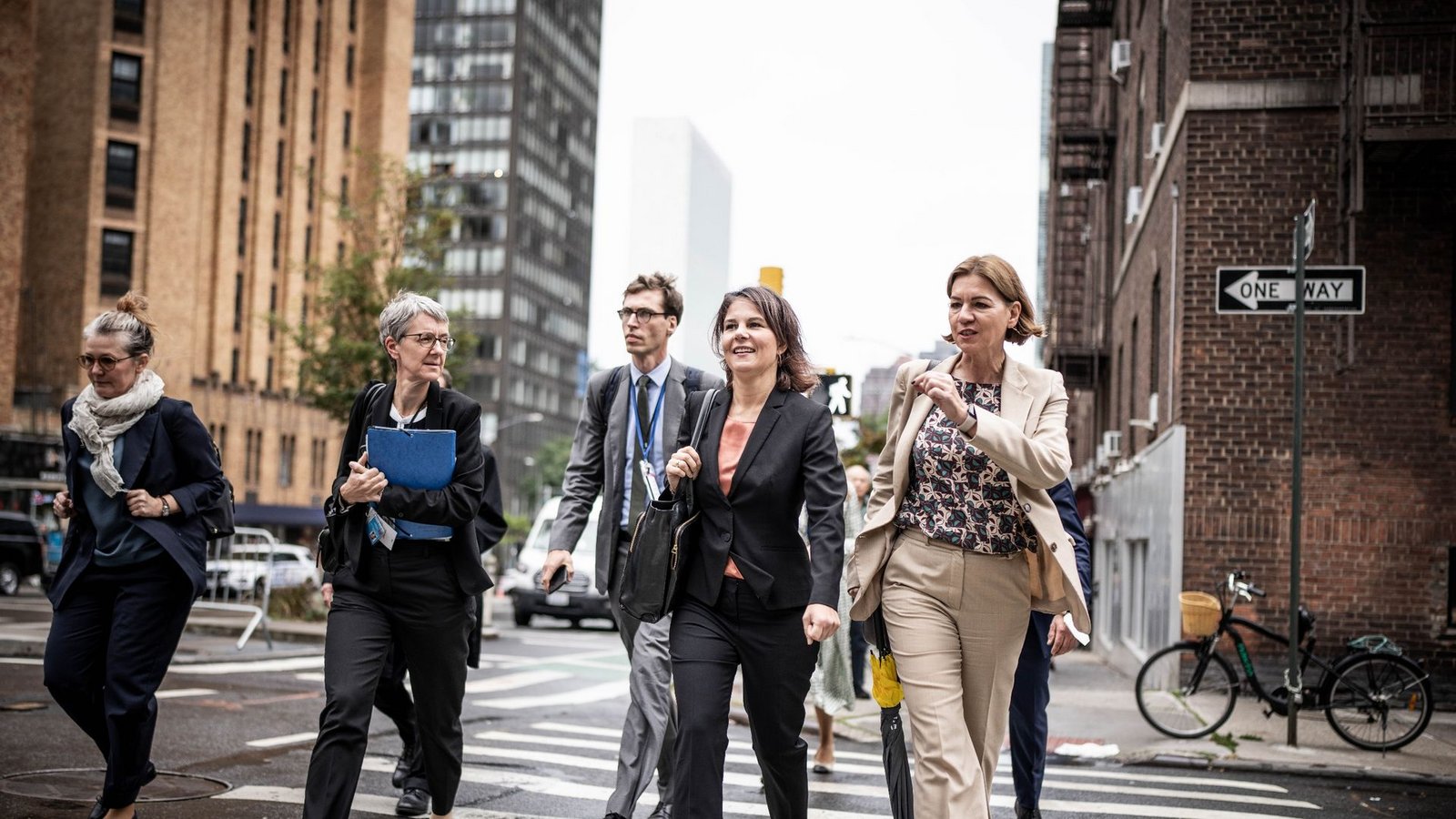Außenministerin Annalena Baerbock läuft nach der Sitzung des UN-Sicherheitsrats in Begleitung von Mitarbeiterinnen und Mitarbeitern durch die Straßen von Manhattan.Foto: Michael Kappeler/dpa