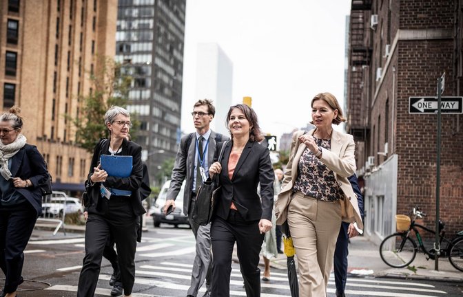 Außenministerin Annalena Baerbock läuft nach der Sitzung des UN-Sicherheitsrats in Begleitung von Mitarbeiterinnen und Mitarbeitern durch die Straßen von Manhattan.<span class='image-autor'>Foto: Michael Kappeler/dpa</span>