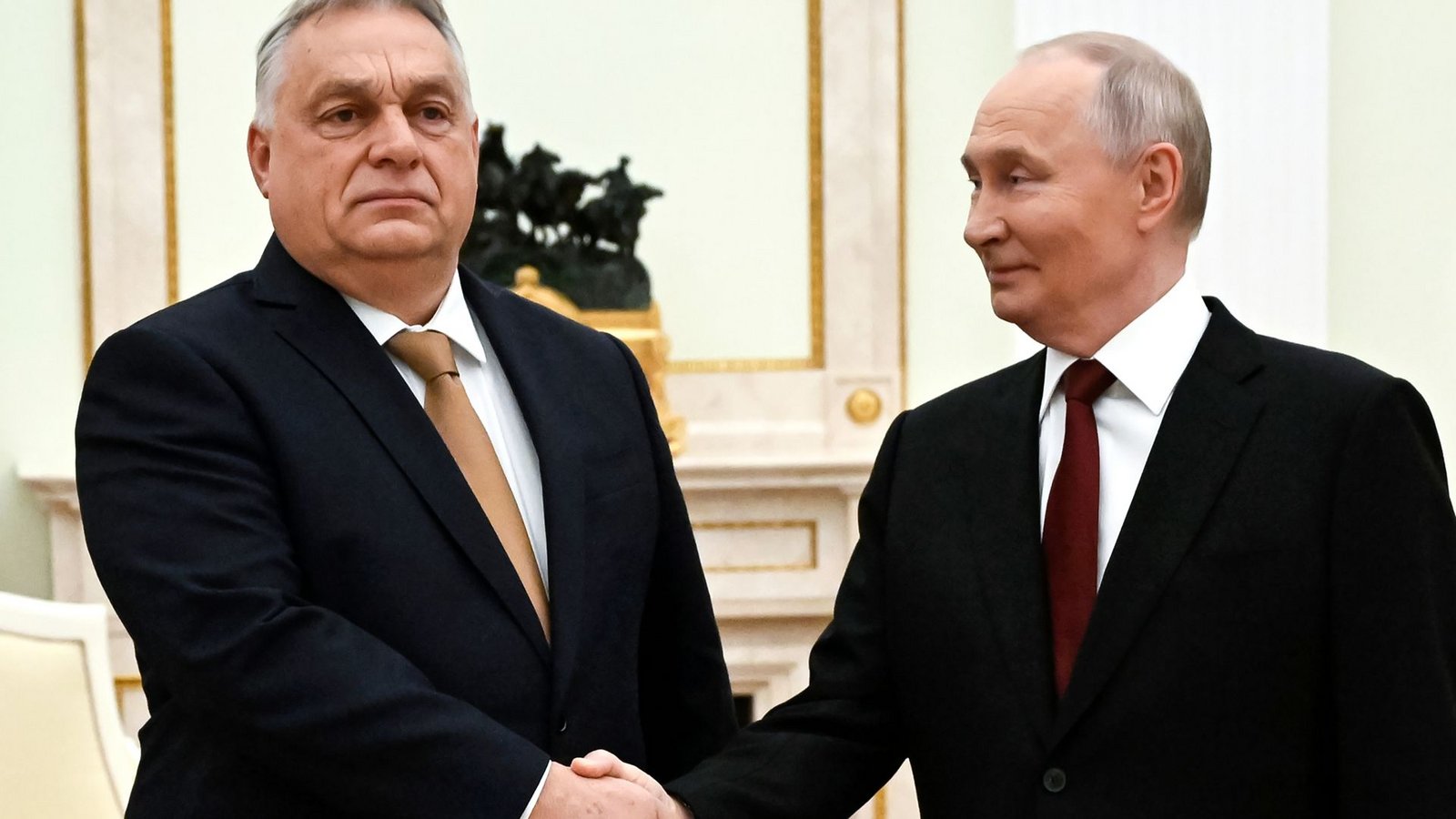 Viktor Orban (links) trifft seinen Freund Wladimir Putin. Inzwischen zweifeln viele in Brüssel, dass der ungarische Premier überhaupt noch im Interesse Europas handelt.Foto: Alexander Nemenov/Pool AFP via A