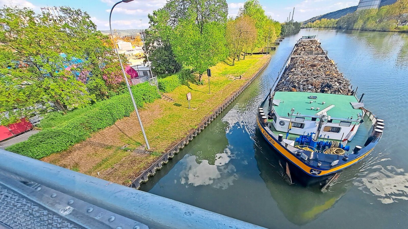 Blick vom Berger Steg auf das „Kleine Wasenufer“: Dieser rund 75 Meter lange Grünstreifen soll bereits bis zur Internationalen Bauausstellung 2027 umgestaltet werden.Foto: Nagel Blick vom Berger Steg auf das „Kleine Wasenufer“: Dieser rund 75 Meter lange Grünstreifen soll bereits bis zur Internationalen Bauausstellung 2027 umgestaltet werden.Foto: Nagel