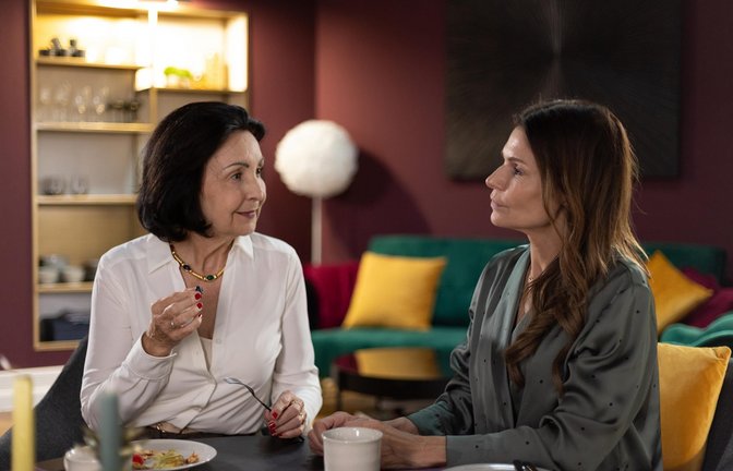 Britta (Tabea Heynig, r.) versöhnt sich mit Jutta (Ewa Teilmans) und fühlt sich ihr so nah wie seit Jahrzehnten nicht.<span class='image-autor'>Foto: RTL / Dennis-Alexander Hundt</span>