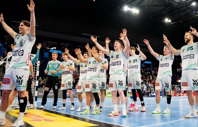 Bundesliga-Debütant Niklas Herberger (li.) und die Frisch-Auf-Spieler lassen sich in Hamburg von ihren mitgereisten Fans feiern.<span class='image-autor'>Foto: IMAGO/speedshot</span>