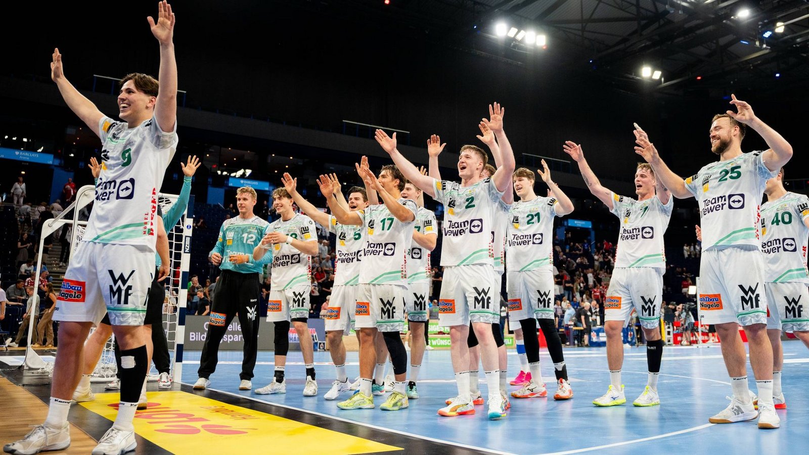 Bundesliga-Debütant Niklas Herberger (li.) und die Frisch-Auf-Spieler lassen sich in Hamburg von ihren mitgereisten Fans feiern.Foto: IMAGO/speedshot Bundesliga-Debütant Niklas Herberger (li.) und die Frisch-Auf-Spieler lassen sich in Hamburg von ihren mitgereisten Fans feiern.Foto: IMAGO/speedshot