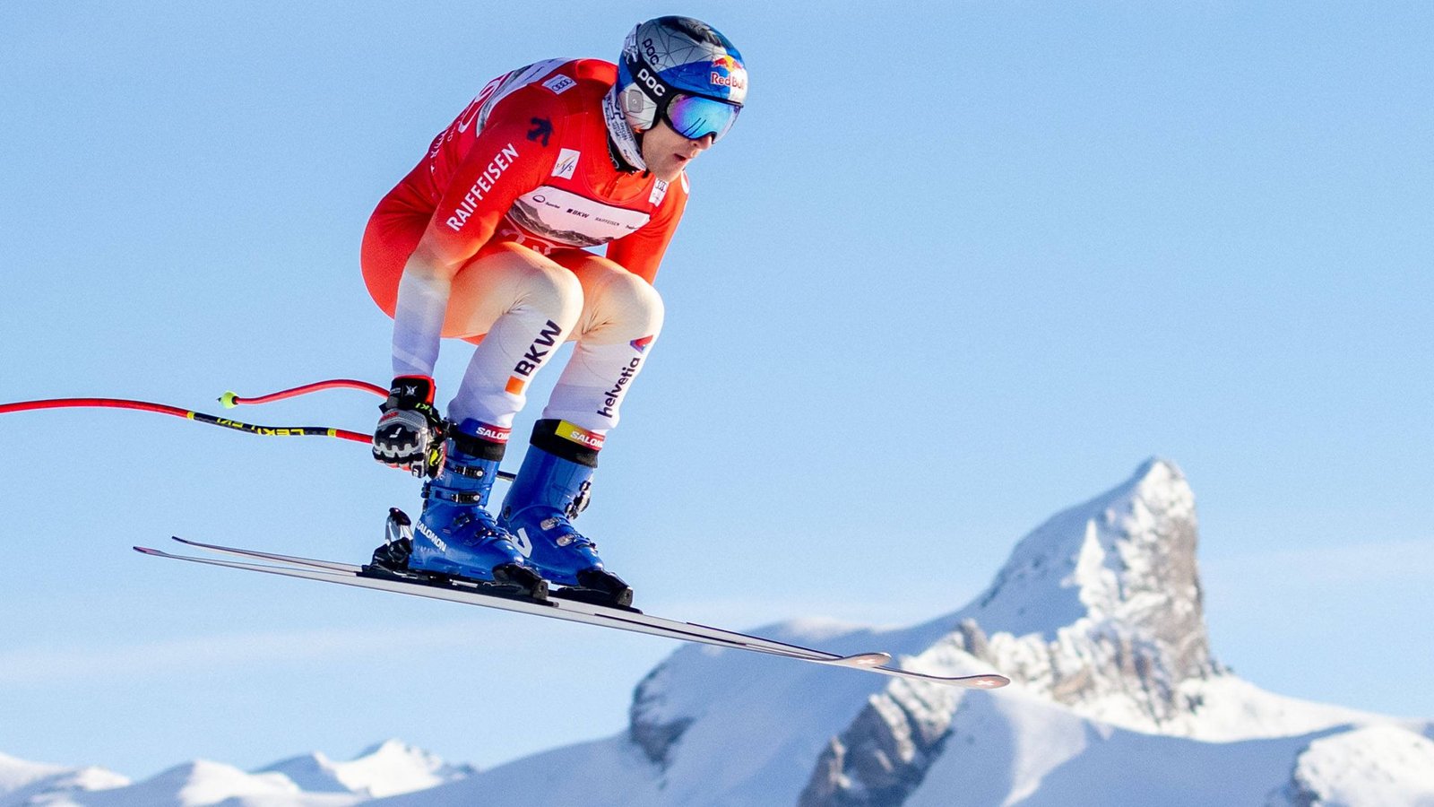 Marco Odermatt, Ski alpin Zuletzt, nach der Abfahrt in Kitzbühel, flossen bei Marco Odermatt (28) die Tränen – weil er mal nicht gewonnen hatte. „Heute“, schluchzte der Schweizer, dem sieben Hundertstel Sekunden auf den Italiener Giovanni Franzoni gefehlt hatten, „ging es nur um den Sieg.“ Am Tag danach entschuldigte sich Odermatt für seine Emotionen. Es gebe so viele Sportler, die ihre Ziele nie ganz erreichen, schrieb er. Und: „Ich dagegen kann meinen Traum leben.“ Und wie! Außer dem Erfolg auf der Streif fehlt dem besten Skifahrer der Welt kaum etwas in seiner Vita. Er holte 2022 in Peking Olympia-Gold im Riesenslalom, gewann drei WM-Titel, in den letzten vier Wintern den Gesamtweltcup, dazu mittlerweile 53 Weltcup-Rennen. Rang zwei in Kitzbühel war sein 100. Podestplatz. Nun, bei den olympischen Rennen, ist er in vier Disziplinen der Top-Favorit. Ob es in Bormio Tränen der Freude gibt? Seinen Konkurrenten Vincent Kriechmayr würde es nicht wundern. „Ab und zu wäre es schön“, meinte der Österreicher neulich über Odermatt, „wenn er ein bisschen langsamer fahren würde.“Foto: IMAGO/GEPA pictures Marco Odermatt, Ski alpin Zuletzt, nach der Abfahrt in Kitzbühel, flossen bei Marco Odermatt (28) die Tränen – weil er mal nicht gewonnen hatte. „Heute“, schluchzte der Schweizer, dem sieben Hundertstel Sekunden auf den Italiener Giovanni Franzoni gefehlt hatten, „ging es nur um den Sieg.“ Am Tag danach entschuldigte sich Odermatt für seine Emotionen. Es gebe so viele Sportler, die ihre Ziele nie ganz erreichen, schrieb er. Und: „Ich dagegen kann meinen Traum leben.“ Und wie! Außer dem Erfolg auf der Streif fehlt dem besten Skifahrer der Welt kaum etwas in seiner Vita. Er holte 2022 in Peking Olympia-Gold im Riesenslalom, gewann drei WM-Titel, in den letzten vier Wintern den Gesamtweltcup, dazu mittlerweile 53 Weltcup-Rennen. Rang zwei in Kitzbühel war sein 100. Podestplatz. Nun, bei den olympischen Rennen, ist er in vier Disziplinen der Top-Favorit. Ob es in Bormio Tränen der Freude gibt? Seinen Konkurrenten Vincent Kriechmayr würde es nicht wundern. „Ab und zu wäre es schön“, meinte der Österreicher neulich über Odermatt, „wenn er ein bisschen langsamer fahren würde.“Foto: IMAGO/GEPA pictures