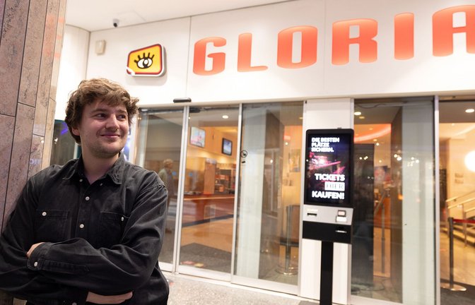 Leonard Fritz vor dem Gloria-Kino<span class='image-autor'>Foto: Lichtgut/Leif Piechowski</span>