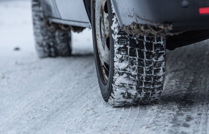 Bei winterlichen Straßenverhältnissen gibt es eine gesetzliche Verpflichtung zu Winterreifen.<span class='image-autor'>Foto: IMAGO/Fotostand/IMAGO/Fotostand / K. Schmitt</span>