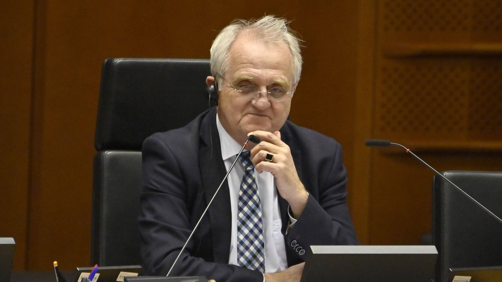 Rainer Wieland (CDU) aus Stuttgart ist seit 1997 Abgeordneter des Europäischen Parlaments und seit 2009 einer der Vizepräsidenten. Er hält neben der inneren und äußeren Sicherheit die Sicherung der Wettbewerbsfähigkeit Europas für besonders relevant: „Wir dürfen den Kontinent nicht deindustrialisieren“, so Wieland. In der Klimapolitik habe Europa „einiges geleistet“. Das Interesse daran hält Wieland aber für rückläufig: „Von Schülergruppen erhalte ich zum Beispiel kaum noch Fragen zum Klima.“Foto: Imago/Future Image//Dwi Anoraganingrum Rainer Wieland (CDU) aus Stuttgart ist seit 1997 Abgeordneter des Europäischen Parlaments und seit 2009 einer der Vizepräsidenten. Er hält neben der inneren und äußeren Sicherheit die Sicherung der Wettbewerbsfähigkeit Europas für besonders relevant: „Wir dürfen den Kontinent nicht deindustrialisieren“, so Wieland. In der Klimapolitik habe Europa „einiges geleistet“. Das Interesse daran hält Wieland aber für rückläufig: „Von Schülergruppen erhalte ich zum Beispiel kaum noch Fragen zum Klima.“Foto: Imago/Future Image//Dwi Anoraganingrum