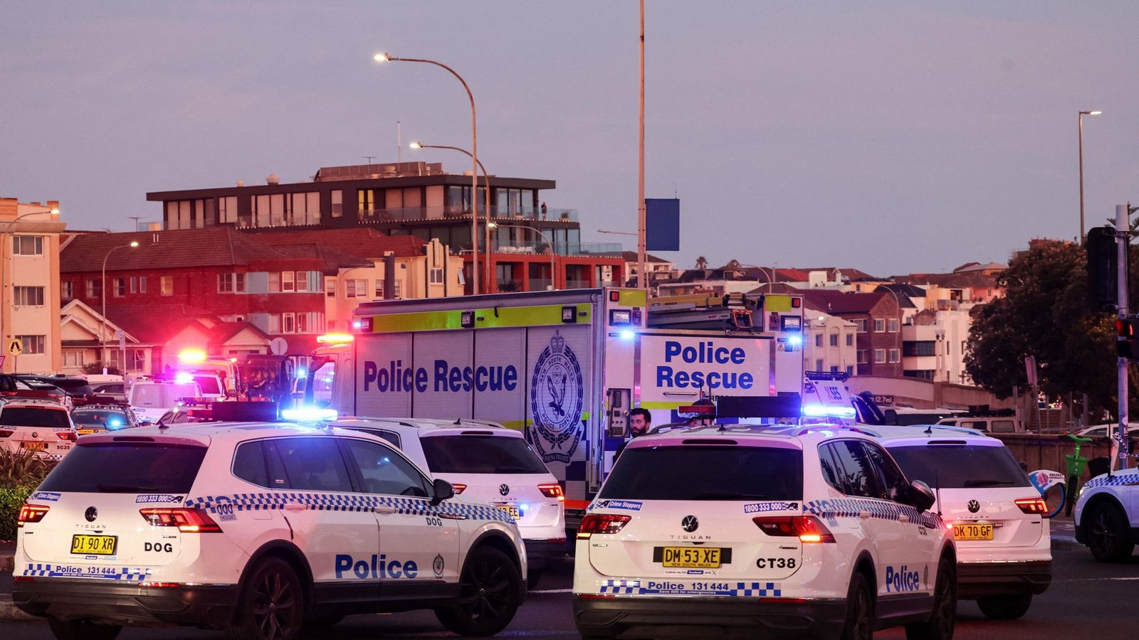 Polizeifahrzeuge sind nach einem Schusswaffenangriff am Bondi Beach in Sydney am 14. Dezember 2025 auf einer Straße zu sehen.Foto: DAVID GRAY / AFP