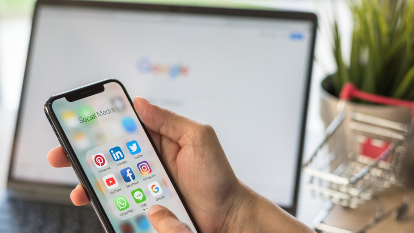 Viele Nutzer wünschen sich das alte WhatsApp zurück.Foto: Chinnapong / shutterstock.com Viele Nutzer wünschen sich das alte WhatsApp zurück.Foto: Chinnapong / shutterstock.com