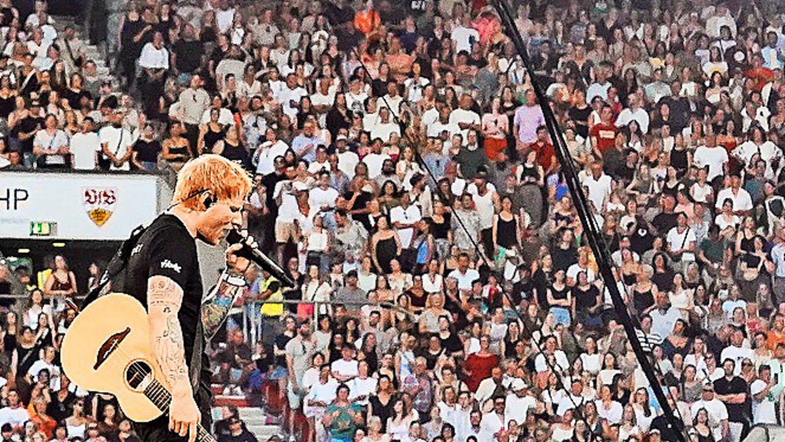 Der Fußballrasen hat bereits beim Konzert von Ed Sheeran einiges abbekommen – und soll erneuert werden.
Foto: Ferdinando IannoneFoto: Der Fußballrasen hat bereits beim Konzert von Ed Sheeran einiges abbekommen – und soll erneuert werden.
Foto: Ferdinando IannoneFoto: 