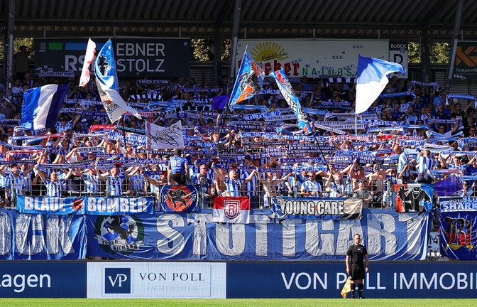 Erst ist die Stimmung bei den Kickers-Fans im Stadion am 21. September gegen den FSV Frankfurt trotz Niederlage gut, danach gibt es einen Vorfall auf dem Parkplatz.<span class='image-autor'>Foto: Baumann</span>