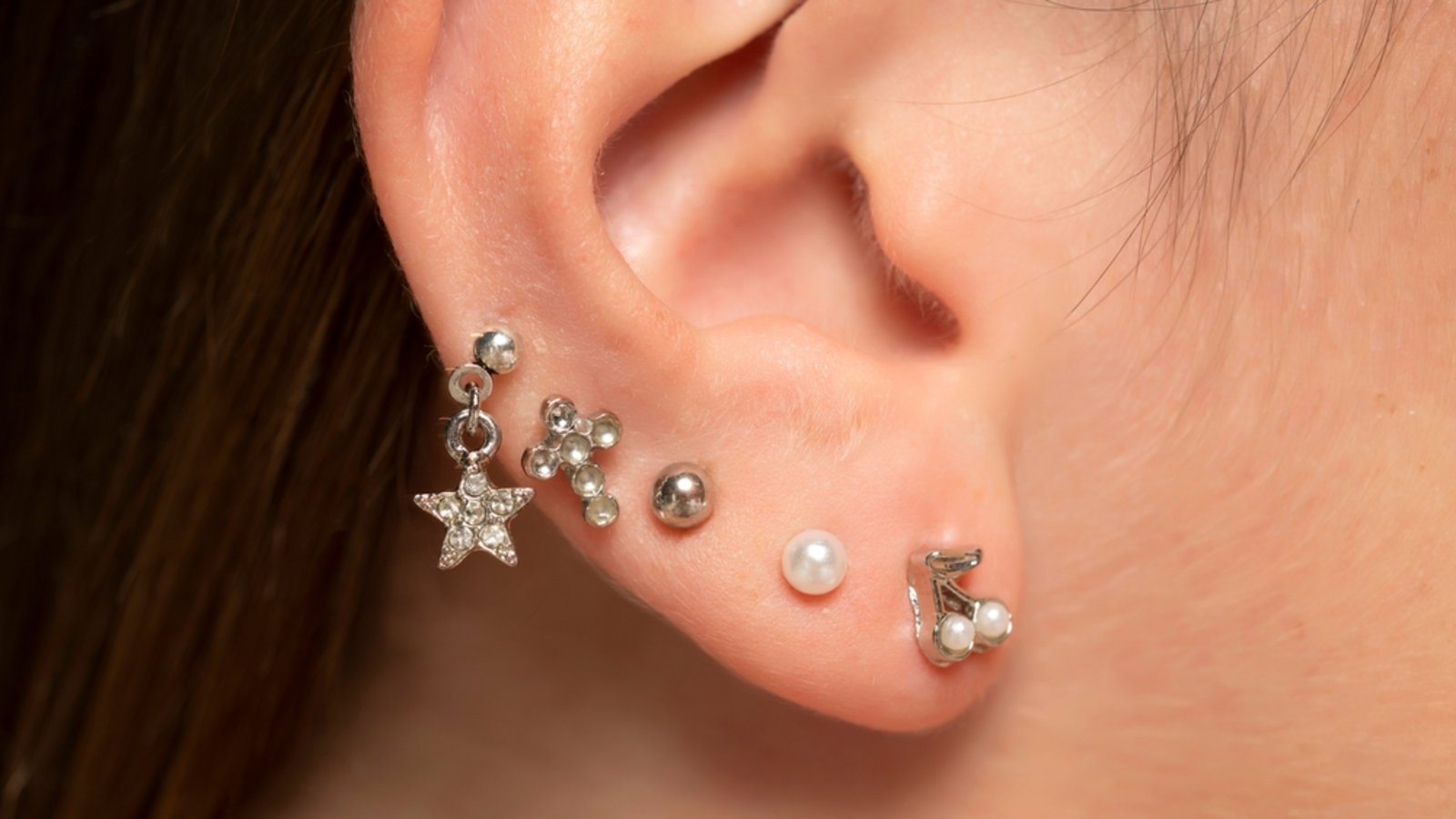 Das wohl am häufigsten verbreitete Piercing: Ohrringe.Foto: Vladimir Gjorgiev / shutterstock.com Das wohl am häufigsten verbreitete Piercing: Ohrringe.Foto: Vladimir Gjorgiev / shutterstock.com