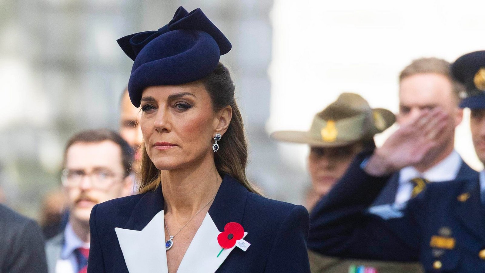 Catherine, Prinzessin von Wales, nimmt an einer Kranzniederlegung und einer Parade zum Gedenken an den Anzac Day am Kenotaph in Whitehall im Zentrum Londons teil.Foto: picture alliance/dpa/PA Wire | David Parry