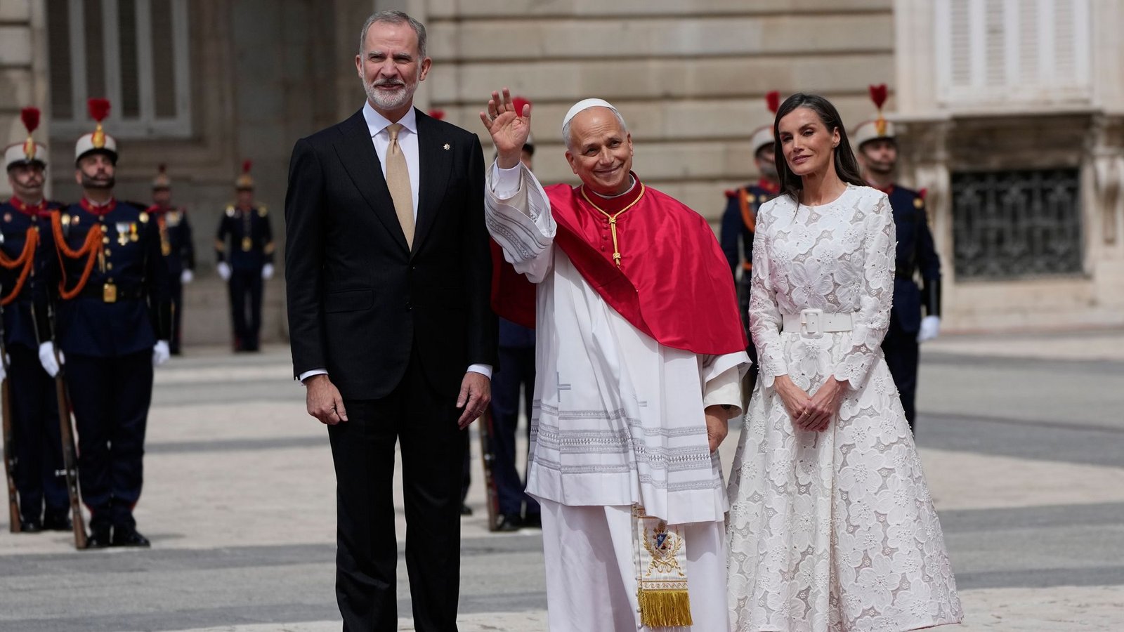 Das spanische Königspaar empfing Papst Leo XIV. anschließend im Königspalast in der Hauptstadt Madrid.Foto: Alessandra Tarantino/AP/dpa