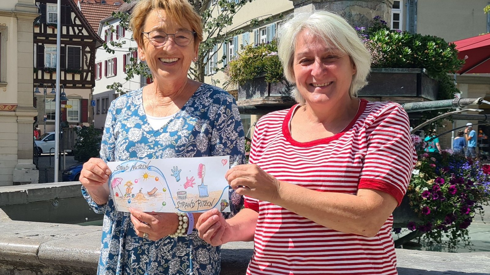 Tina Fuchs (links) und Karin Schweizerhof vom Organisationsteam freuen sich auf das Strandleben und sind gespannt, wie der Strand dieses Jahr aussehen wird. Foto: Müller Tina Fuchs (links) und Karin Schweizerhof vom Organisationsteam freuen sich auf das Strandleben und sind gespannt, wie der Strand dieses Jahr aussehen wird. Foto: Müller