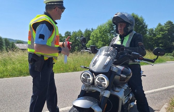Die Polizei prüft Motorradfahrerinnen und Motorradfahrer. Archivfoto: VKZ/Kauer