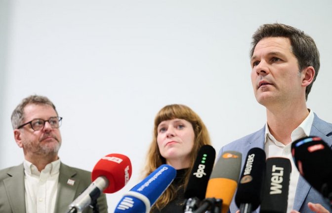 Wie geht es weiter? Vergangene Wochen hatten sich Linke, Grüne und SPD (hier Grünen-Spitzenkandidat Werner Graf, l., Linken-Landeschefin Kerstin Wolter, M., und SPD-Spitzenkandidat Steffen Krach, r.) auf eine Erklärung zum Schutz jüdischen Lebens geeinigt. Nun ist unklar, ob sie noch gilt.<span class='image-autor'>Annette Riedl/dpa</span>