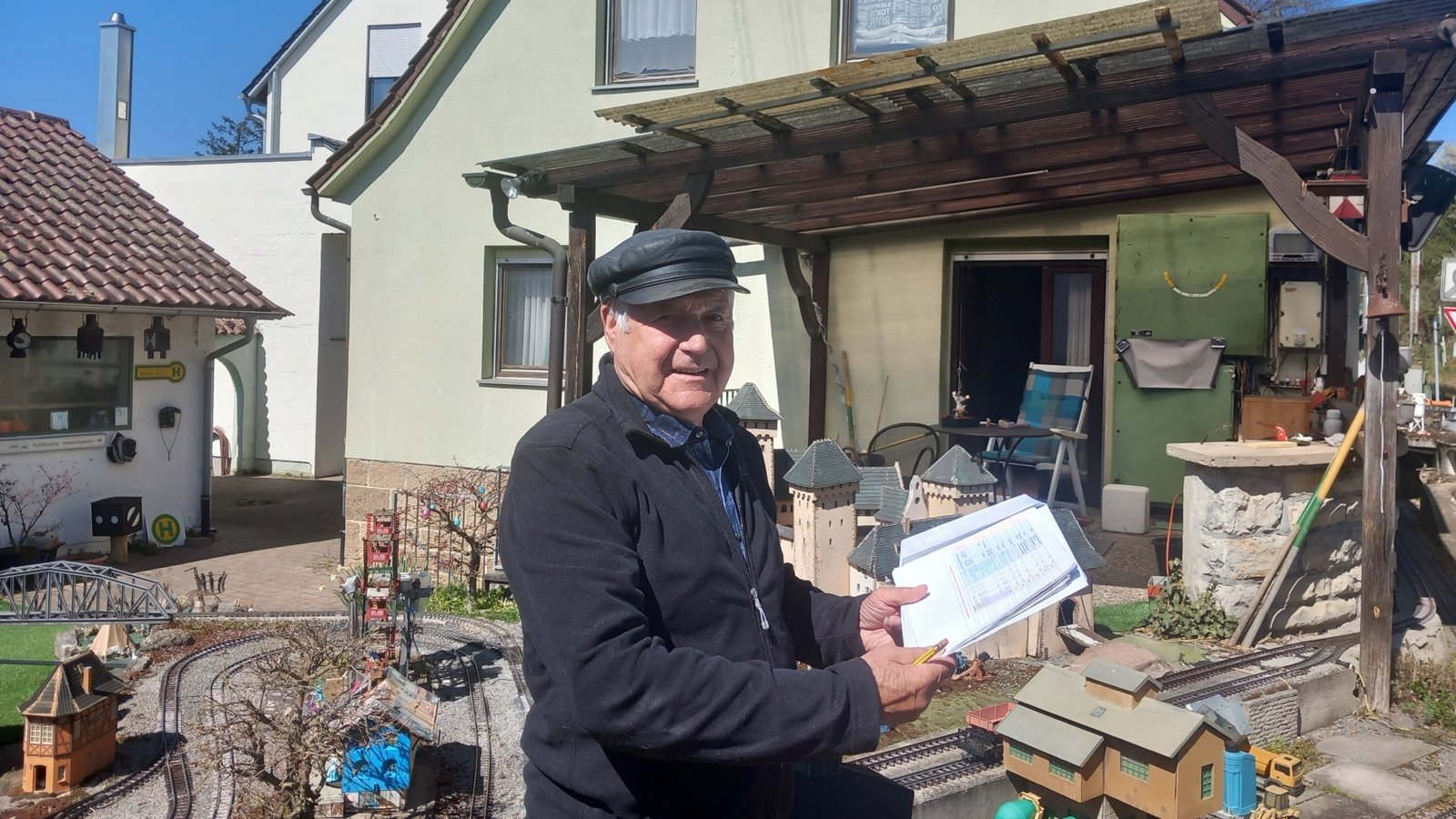 Auch in seiner Freizeit überarbeitet Marktmeister Heinz Knodel im heimischen Garten die Pläne für den Maimarkt in Hohenhaslach. Foto: Glemser Auch in seiner Freizeit überarbeitet Marktmeister Heinz Knodel im heimischen Garten die Pläne für den Maimarkt in Hohenhaslach. Foto: Glemser
