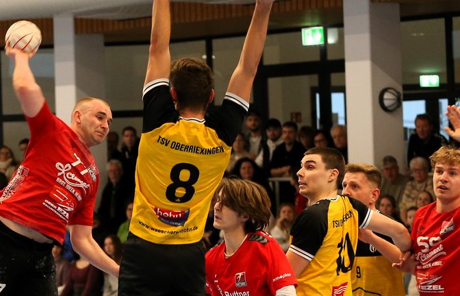 Julian Reichenberger (links) trägt vier Treffer zum 27:28 des HC Metter-Enz bei der HSG Leudelsbach II bei. Archivfoto: Küppers