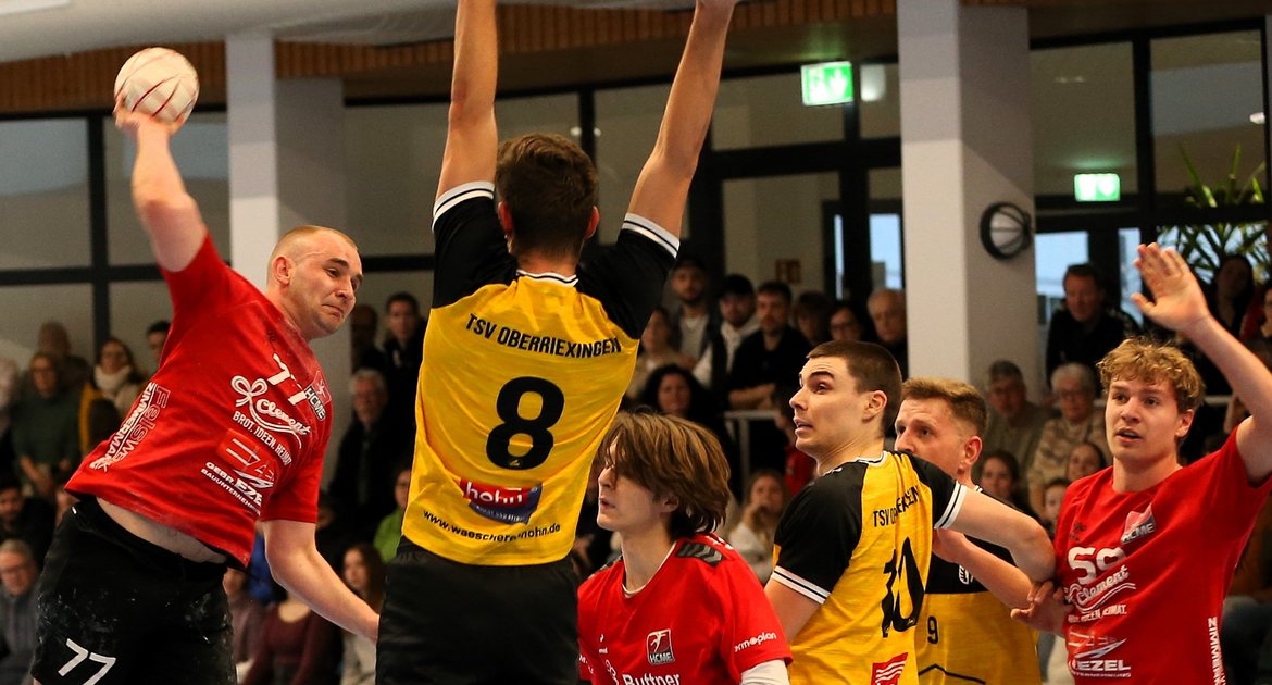 Handball, Bezirksliga Neckar/Franken, Männer, Saison 2025/2026, TSV Oberriexingen (gelb) gegen HC Metter-Enz (rot), am Ball: Julian Reichenberger HCME