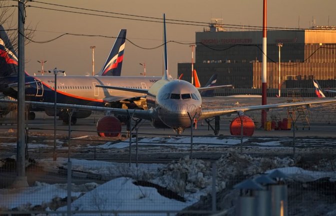 Aeroflot-Passagierflugzeuge stehen auf dem Flughafen Scheremetjewo außerhalb von Moskau. Der Luftraum über allen EU-Staaten ist für russische Flugzeuge komplett gesperrt<span class='image-autor'>Pavel Golovkin/AP/dpa</span>