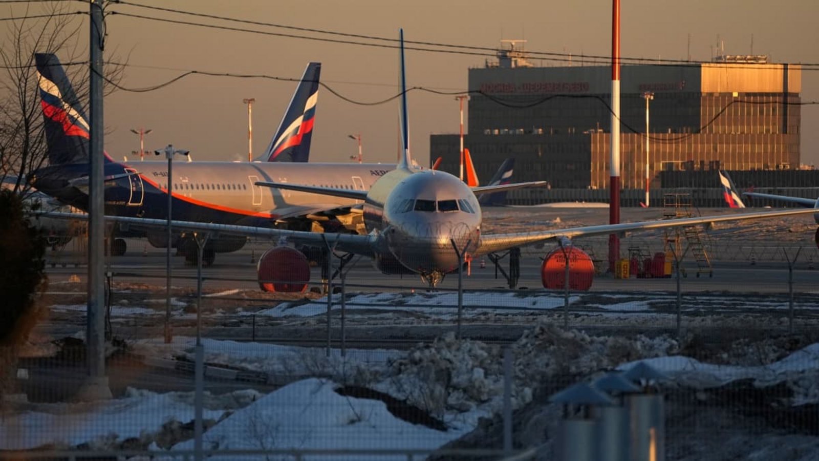 Aeroflot-Passagierflugzeuge stehen auf dem Flughafen Scheremetjewo außerhalb von Moskau. Der Luftraum über allen EU-Staaten ist für russische Flugzeuge komplett gesperrtPavel Golovkin/AP/dpa Aeroflot-Passagierflugzeuge stehen auf dem Flughafen Scheremetjewo außerhalb von Moskau. Der Luftraum über allen EU-Staaten ist für russische Flugzeuge komplett gesperrtPavel Golovkin/AP/dpa