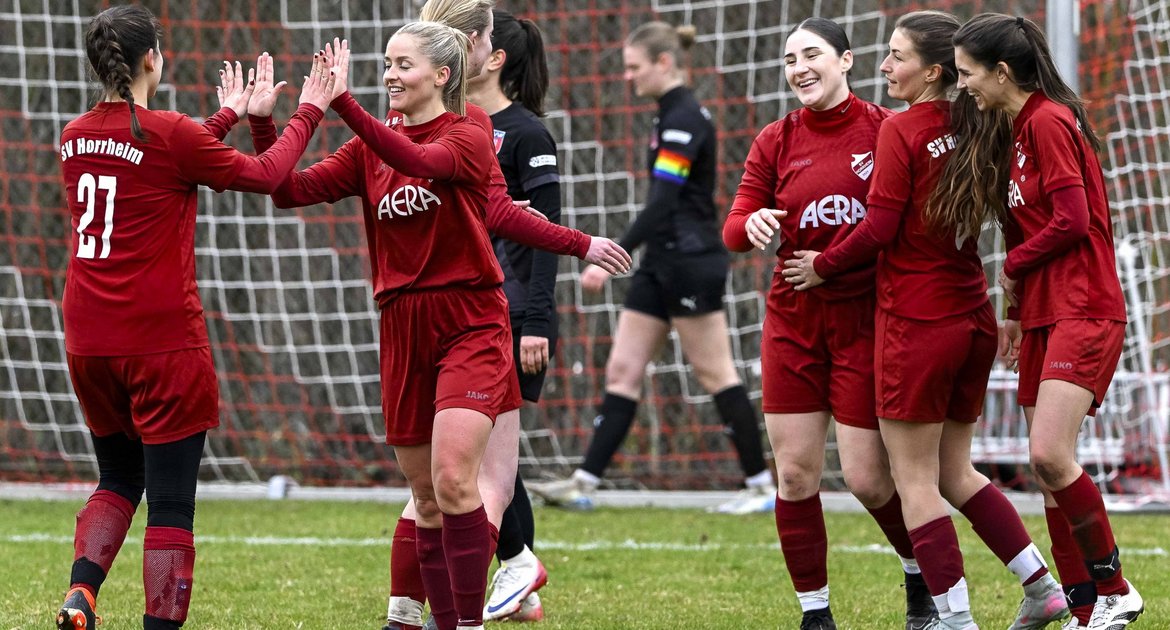 SV Horrheim (roter Dress) - SV Winnenden, 6:2, 15.03.2026,   Fußball, Frauen, Regionenliag 2, Enz-Murr, Saison 2025 / 2026,   Die Horrheimer Damen (2 vl  Lea Schmid (SV Horrheim, #13) können sich über einen Heimsieg freuen. 