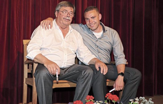 Die beiden Bürgermeister in trauter Zweisamkeit auf dem Jubiläumsgeschenk.