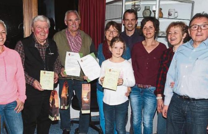 Mitglieder und Mitwanderer wurden vom Albverein Häfnerhaslach geehrt.  Foto: p
