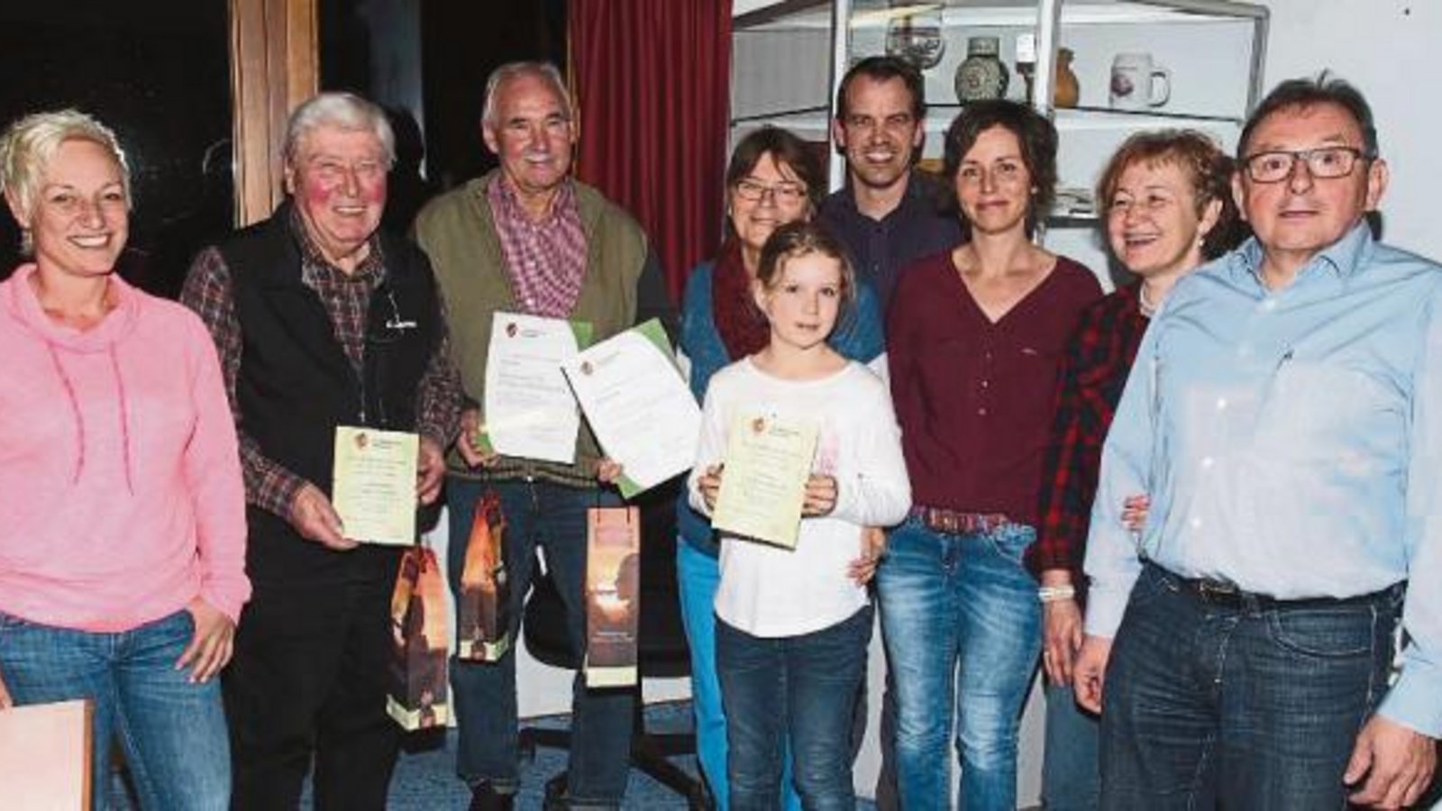 Mitglieder und Mitwanderer wurden vom Albverein Häfnerhaslach geehrt. Foto: p Mitglieder und Mitwanderer wurden vom Albverein Häfnerhaslach geehrt. Foto: p