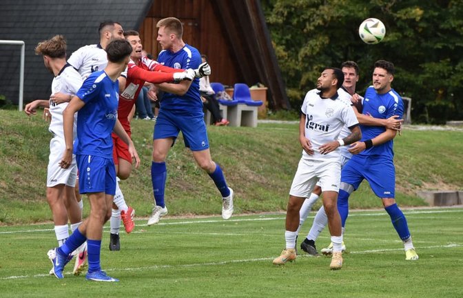 Zwar führte der TSV Schönaich (in Blau) kurzzeitig auswärts, aber Keeper Lukas Kroker und der SV Oberjesingen (in Weiß) hatten keinerlei Mühe, dennoch zu gewinnen.<span class='image-autor'>Michael Schwartz</span>